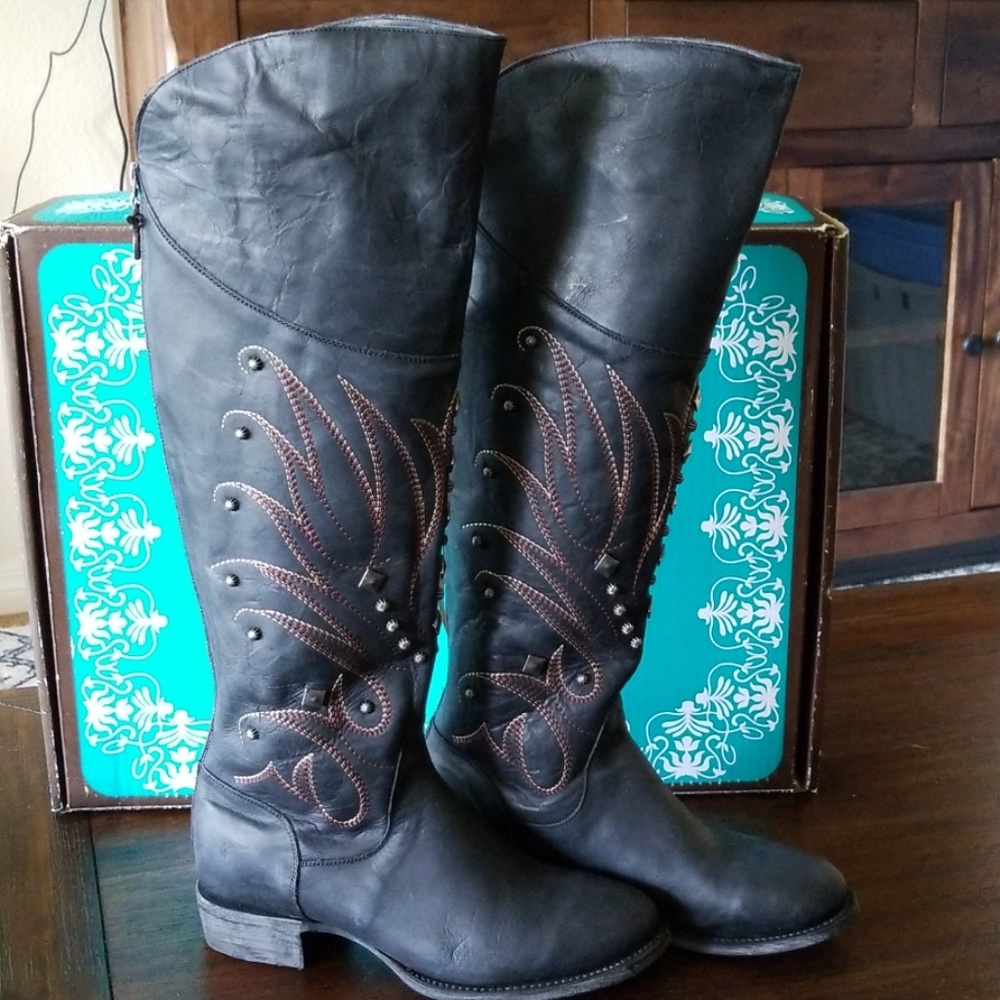 Boots - Picture 3 of 8